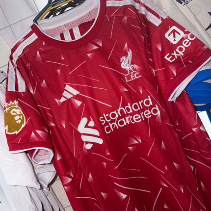 liverpool local 26/27 conjunto