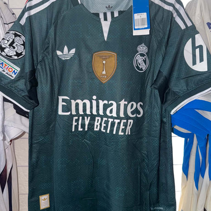 real madrid visitante 26/27 conjunto